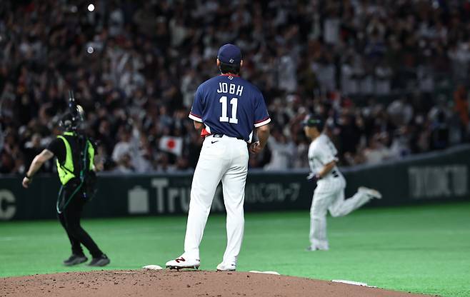 7일 일본 도쿄돔에서 열린 2026 WBC 조별리그 C조 2차전 대한민국과 일본의 경기. 3회말 2사 일본 요시다에게 솔로 홈런을 허용한 조병현이 아쉬워하고 있다. 사진 | 도쿄=연합뉴스