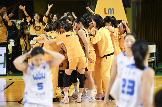 청주 KB 선수들이 청주체육관에서 열린 BNK금융 2025~26 여자프로농구 1라운드 아산 우리은행전에서 승리 후 세리머니를 하고 있다. 사진 | WKBL