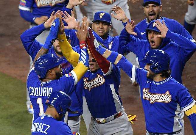 Venezuela's Jackson Chourio (1) celebrates scoring a run with teammates during the seventh inning against Italy at loanDepot Park in Miami, Florida on Monday, March 16, 2026. Photo by Michael Laughlin/UPI







<저작권자(c) 연합뉴스, 무단 전재-재배포, AI 학습 및 활용 금지>