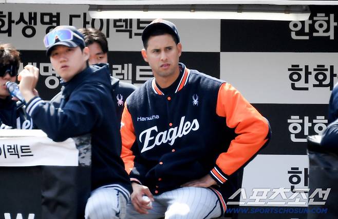 17일 대전 한화생명볼파크 열린 한화 이글스와 두산 베어스의 경기. 한화 에르난데스가 경기를 지켜보고 있다. 대전=박재만 기자 pjm@sportschosun.com/2026.03.17/