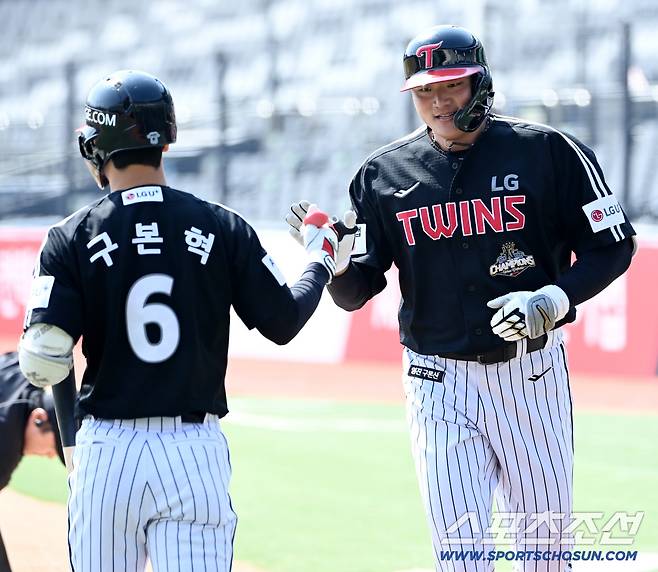 17일 수원KT위즈파크에서 열린 LG와 KT의 시범경기. 1회초 LG 이재원이 선제 솔로홈런을 치고 기쁨을 나누고 있다. 수원=허상욱 기자wook@sportschosun.com/2026.03.17/