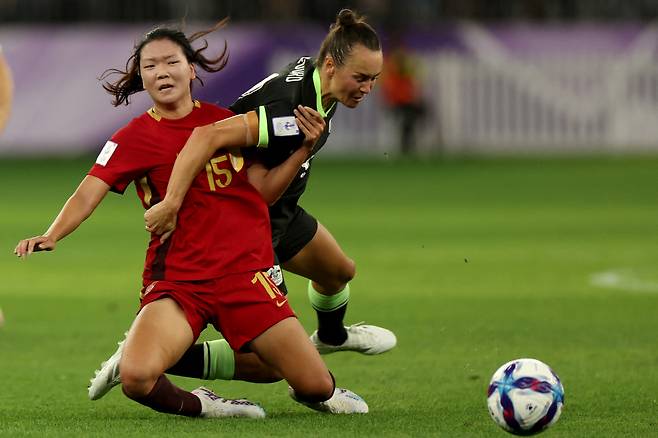 Australia's Caitlin Foord (R) and China's Wang Aifang (C) fight for the ball during the AFC Women?s Asian Cup Australia 2026 football semi-final match between Australia and China in Perth on March?17,?2026. (Photo by COLIN MURTY / AFP) / -- IMAGE RESTRICTED TO EDITORIAL USE - STRICTLY NO COMMERCIAL USE --







<저작권자(c) 연합뉴스, 무단 전재-재배포, AI 학습 및 활용 금지>