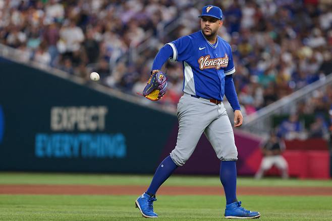Mar 14, 2026; Miami, FL, United States; Venezuela pitcher Enmanuel de Jesus (37) catches a baseball against Japan in the fifth inning during a quarterfinal game of the 2026 World Baseball Classic at loanDepot Park. Mandatory Credit: Sam Navarro-Imagn Images







<저작권자(c) 연합뉴스, 무단 전재-재배포, AI 학습 및 활용 금지>