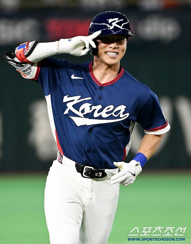 ��혜성이 7일 일본 도쿄돔에서 열린 WBC 일본전 4회초 동점 2점홈런을 치고 기뻐하고 있다. 도쿄(일본)=허상욱 기자