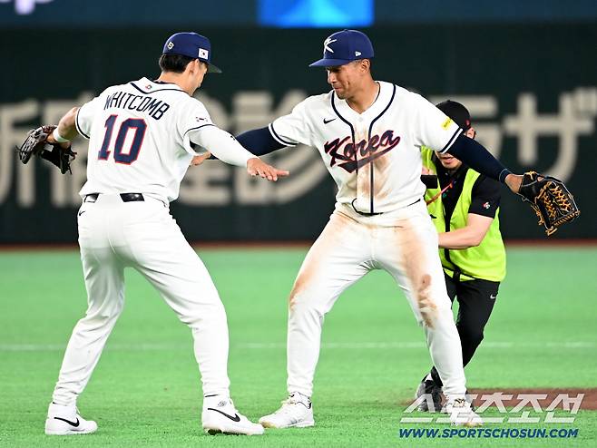 5일 일본 도쿄돔에서 열린 WBC(월드베이스볼클래식) 한국과 체코의 경기. 한국이 11대4로 승리했다. 전세기 세리머니를 선보이는 위트컴과 존스의 모습. 도쿄(일본)=허상욱 기자wook@sportschosun.com/2026.03.05/