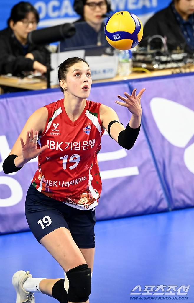 21일 화성종합실내체육관에서 열린 V리그 여자부 IBK기업은행과 현대건설의 경기, IBK기업은행 빅토리아가 서브를 시도하고 있다. 화성=허상욱 기자wook@sportschosun.com/2025.12.21/