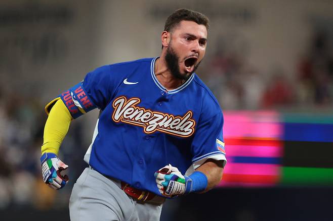 Mar 17, 2026; Miami, FL, United States; Venezuela outfielder Wilyer Abreu (16) reacts after hitting a home run against the United States in the fifth inning during the 2026 World Baseball Classic Championship game at loanDepot Park. Mandatory Credit: Sam Navarro-Imagn Images







<저작권자(c) 연합뉴스, 무단 전재-재배포, AI 학습 및 활용 금지>