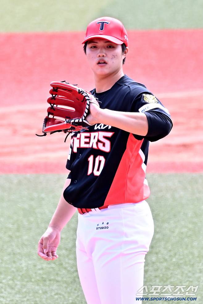 24일 일본 오키나와 가데나 구장에서 열린 야구 대표팀과 KIA 타이거즈의 평가전. 김태형이 역투하고 있다. 오키나와(일본)=박재만 기자 pjm@sportschosun.com/2026.02.24/