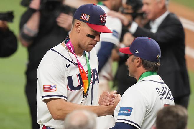 United States right fielder Aaron Judge shakes hands with manager Mark DeRosa after receiving their silver medals following the championship game of the World Baseball Classic against Venezuela, Tuesday, March 17, 2026, in Miami. (AP Photo/Lynne Sladky)







<저작권자(c) 연합뉴스, 무단 전재-재배포, AI 학습 및 활용 금지>