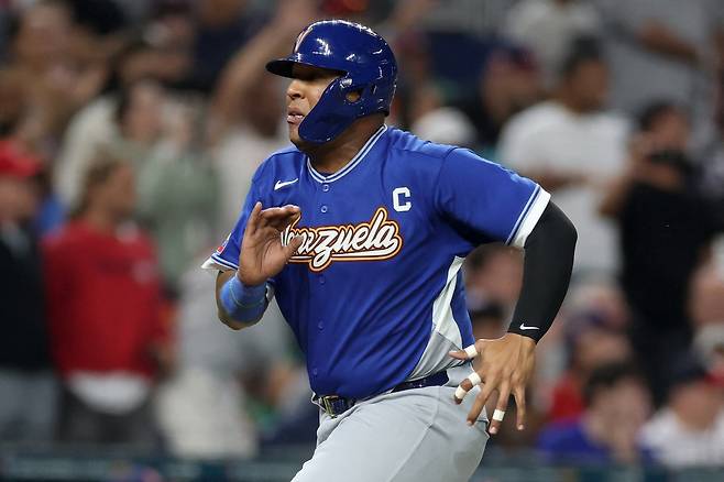 베네수엘라 살바도르 페레즈가 3회초 마이켈 가르시아의 희생플라이 때 홈으로 뛰어들고 있다. AFP연합뉴스