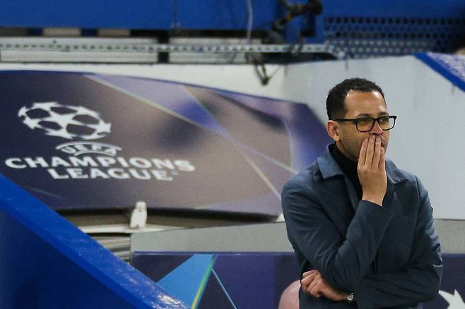 Chelsea's English head coach Liam Rosenior looks on during the UEFA Champions League round of 16 second leg football match between Chelsea FC and Paris Saint-Germain (PSG) at Stamford Bridge, west London on March 17, 2026. (Photo by Adrian Dennis / AFP)







<저작권자(c) 연합뉴스, 무단 전재-재배포, AI 학습 및 활용 금지>