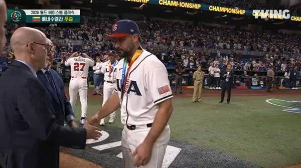 시상식에 참여한 타릭 스쿠발(가운데). ⓒTVING