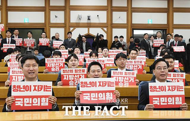 대구시장 출마를 선언한 중진 의원 중 일부가 컷오프될 가능성을 배제할 수 없다. 사진은 17일 오후 서울 여의도 국회에서 국민의힘 중앙청년위원회·중앙대학생위원회·전국청년지방의원협의회 합동발대식 '청년이 지키는 국민의힘'이 열린 가운데 우재준 국민의힘 의원(왼쪽부터), 장동혁 국민의힘 당대표, 송언석 국민의힘 원내대표가 구호를 외치고 있는 모습. /박상민 기자