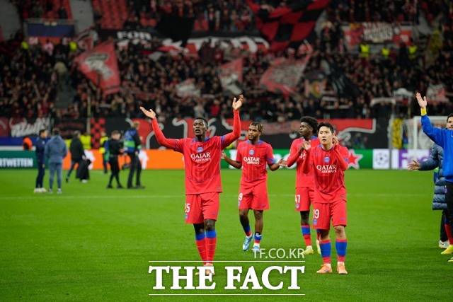 PSG의 이강인(맨 오른쪽)이 18일 첼시와 025~2026 UCL 16강 2차전에서 후반 교체 출전하며 3-0 승리에 힘을 보탰다./AP.뉴시스