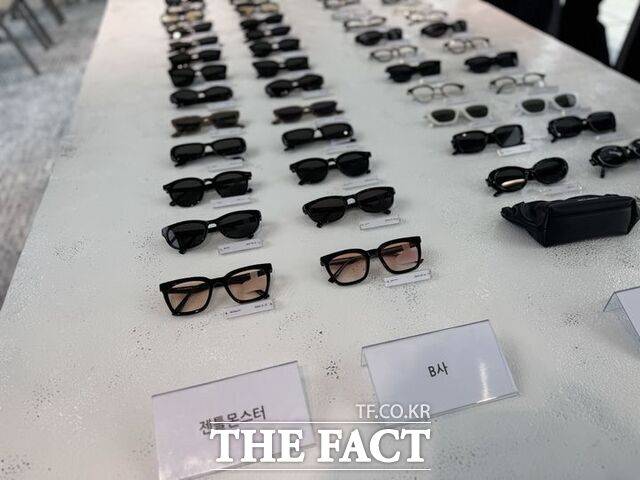 젠틀몬스터의 제품(왼쪽) 디자인을 모방했다는 블루엘리펀트(오른쪽) 아이웨어 제품의 모습이다. /뉴시스