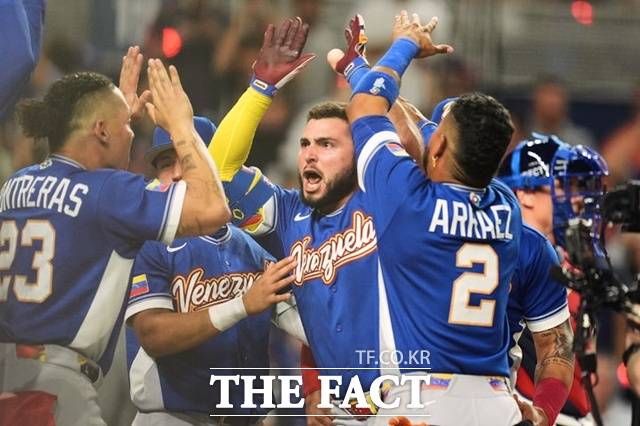 베네수엘라 7번 윌리어 아브레유가 5회초 중월 솔로 홈런을 날린 뒤 홈 플레이트에서 동료들의 환영을 받고 있다. /마이애미=AP.뉴시스
