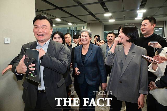 리사 수 CEO와 최수연 대표가 화기애애한 분위기로 네이버 사옥을 둘러보고 있다.