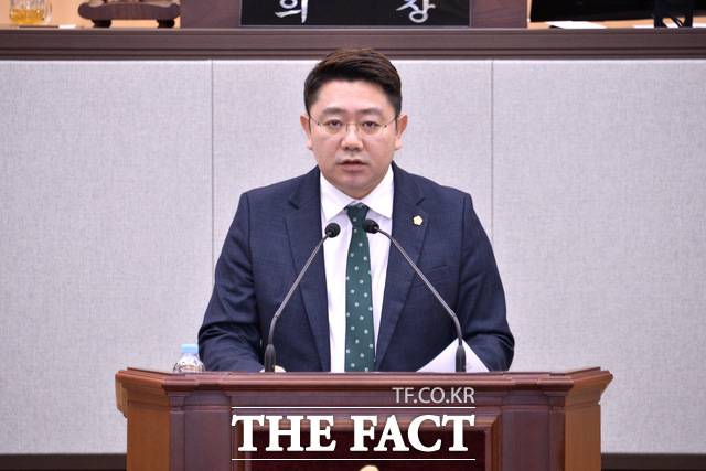 최정필 여수시의회 환경복지위원장이 18일 여수시의회 제254회 임시회 제1차 본회의에서 남서울(양재)~여수 2시간 한반도 KTX 노선 반영 촉구 건의안 제안 설명을 하고 있다. /고병채 기자