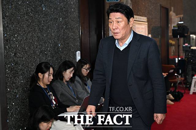 장동혁 대표와 면담 위해 당 대표실 향하는 강대식(대구 동구군위군을) 의원.