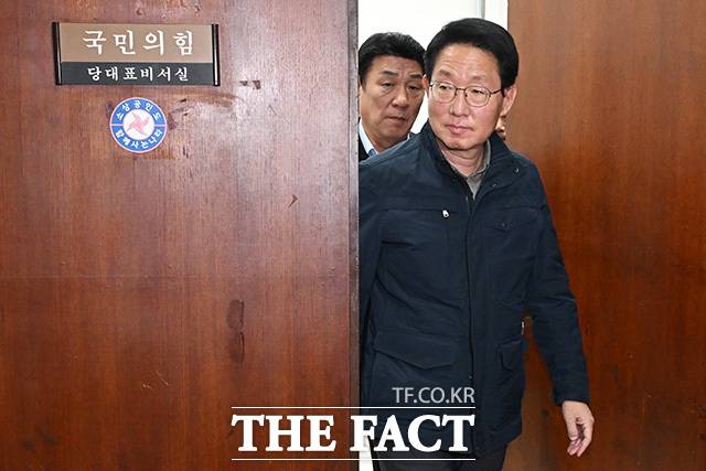 장 대표와 면담 마친 뒤 대표실 나서는 김상훈 의원(오른쪽)과 강대식 의원.