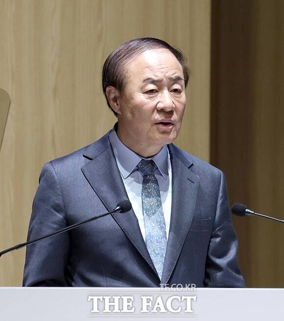 전영현 삼성전자 DS부문장이 18일 경기 수원 수원컨벤션센터에서 열린 제57기 주주총회에서 인사말을 하고 있다. /임영무 기자