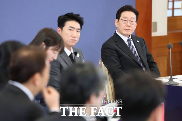 이재명 대통령이 18일 청와대에서 열린 자본시장 안정과 정상화 간담회에서 참석자 발언을 경청하고 있다. /뉴시스