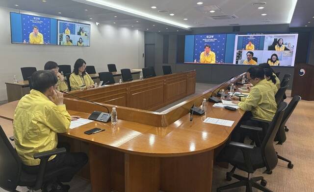 이날 오후엔 이란, 이라크, 레바논 내 재외국민보호 대책을 점검하기 위한 본부 및 공관 합동 상황점검회의도 열렸다. 회의에서는 체류 국민의 출국 권고와 대피를 위한 지원 등이 논의됐다. /외교부