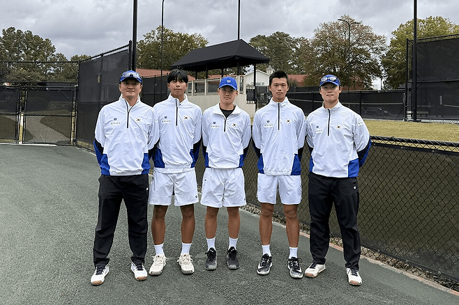 주니어 데이비스컵에서 뛰어난 성적을 거둔 윤용일 감독과 주니어 선수. 대한테니스협회 제공