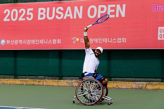 작년 부산오픈 경기 모습 (남자단식 다니엘 로드리게스(브라질)) / 부산장애인테니스협회