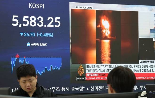 지난 12일 서울 중구 우리은행 딜링룸에 코스피와 원/달러 환율이 표시되고 있다. 이날 코스피는 전장 대비 26.70포인트(0.48%) 내린 5,583.25에 장을 마쳤다. 연합뉴스
