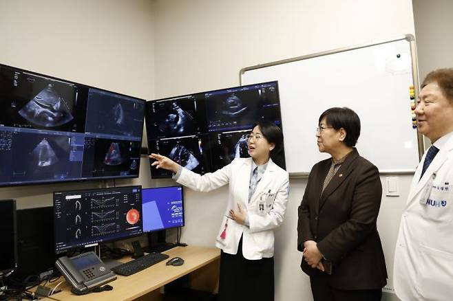윤연이 분당서울대학교병원 순환기내과 교수(왼쪽)가 정은경 보건복지부 장관에게 인공지능(AI) 기반 심초음파 분석 소프트웨어를 이용해 환자의 심초음파 지표를 측정하고 영상을 판독하는 과정을 설명하고 있다. 분당서울대학교병원.
