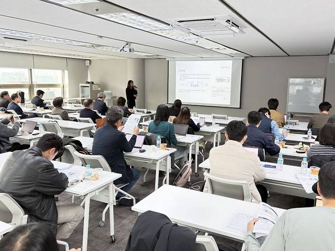 김현주 국립보건연구원 신종바이러스·매개체연구과 보건연구관은 17일 서울 종로구 HJ비즈니스센터에서 열린 미디어아카데미에서 니파바이러스 치료제 개발 현황에 대해 설명하고 있다. 한국과학기자협회