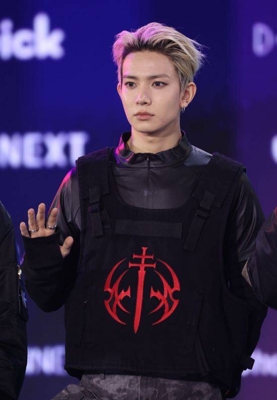 그룹 엔하이픈(ENHYPEN)의 희승이 지난달 11일 서울 성북구 고려대 화정체육관에서 열린 제2회 디 어워즈 포토월 행사에서 자세를 취하고 있다. 연합뉴스