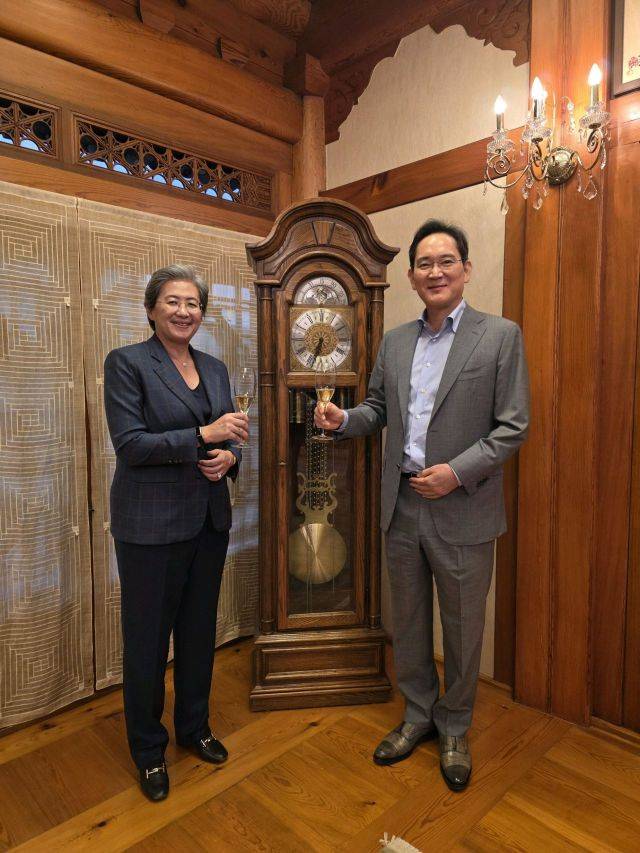 이재용 회장이 18일 서울 이태원동 승지원에서 리사 수 AMD 최고경영자(CEO)와 만찬에 앞서 술잔을 들고 기념 촬영하고 있다. 삼성전자