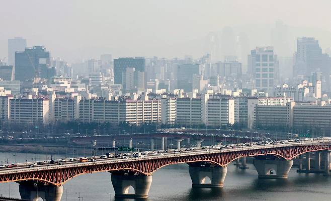 17일 국토교통부가 발표한 1월 1일 기준 공동주택 약 1585만 가구의 공시가격 올해 전국 평균 상승률은 9.16%로 2022년(17.20%) 이후 가장 높은 수준을 기록했다. 특히 서울은 18.67% 급등하며 전국 시도 중 유일하게 평균을 크게 웃돌았다. 서울 전체 상승률중 강남 3구(서초·강남·송파) 한강벨트 지역이 공시가 상승률 24.7%로 특히 성동구는 29.04% 폭등하며 서울 내 최고 상승률을 기록했다. 이어 강남(26.05%), 송파(25.49%), 양천(24.08%), 용산(23.63%) 등이 20%를 넘겼다. 사진은 이날 강남구 아파트 단지의 모습. /뉴스1