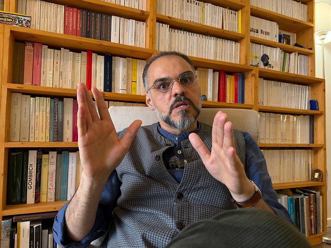 아누쉬 간지푸르 프랑스 국립과학연구원 장 페팽 센터 소속 주임 연구원이 지난 13일 파리 자택에서 본지와 인터뷰하고 있다. 1978년 이란 테헤란에서 태어나 2006년 프랑스로 망명한 그는 "현재 미국·이스라엘 대 이란이라는 거대한 체제 전쟁 속에서 일반 이란 민중들의 고통은 지워지고 있다"고 지적했다./원선우 특파원