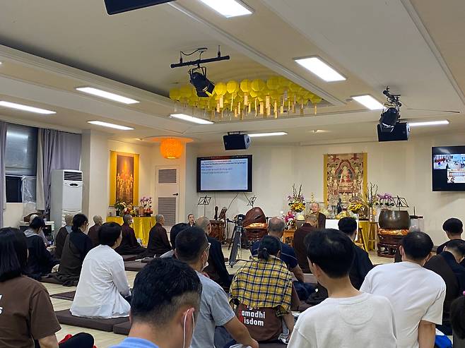 보산사에서 영화 스님이 법문하는 모습. /현안 스님 제공