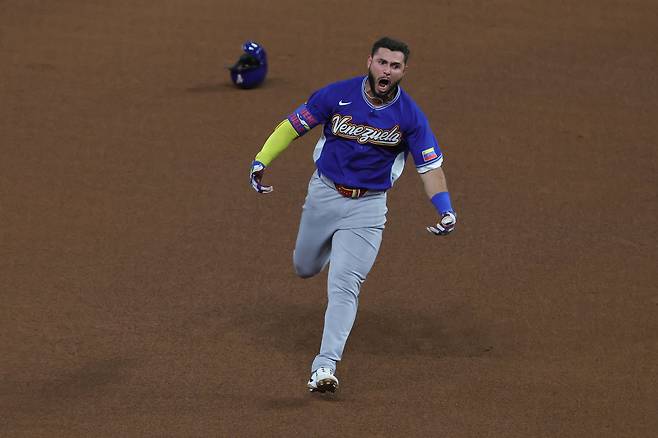 베네수엘라의 윌리어 아브레우가 18일(한국 시각) 미국 플로리다 마이애미의 론디포파크에서 열린 미국과 베네수엘라 간의 2026 월드 베이스볼 클래식 결승전에서 홈런을 친 후 베이스를 돌면서 환호하고 있다. /EPA 연합뉴스