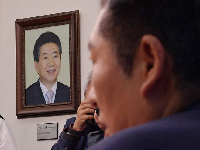 더불어민주당 당 회의실에 걸려 있는 고(故) 노무현 전 대통령의 사진. /남강호 기자