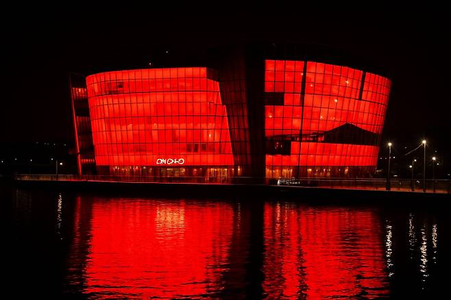 bts 컴백 앞두고 붉은색 경관 조명이 켜진 서울 한강반포지구 세빛섬 건물. /서울시