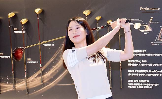 [서울=뉴시스] 조성우 기자 = 18일 서울 강남구 클럽D청담에서 열린 마제스티골프 '프레스티지오 14' 출시 미디어데이에서 앰배서더 김자영 프로가 신제품으로 스윙 포즈를 취하고 있다. 2026.03.18. xconfind@newsis.com
