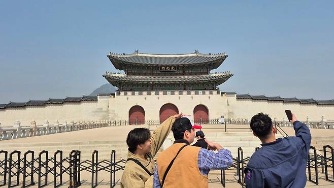 17일 오전 10시쯤 서울 광화문 앞에서 외국인 관광객들이 기념 촬영을 하고 있다. /임희재 기자