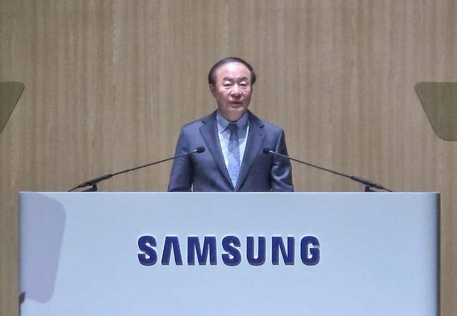 전영현 삼성전자 대표이사(부회장)가 18일 경기도 수원시 수원컨벤션센터에서 열린 삼성전자 제57기 정기주주총회에서 인사말을 하고 있다./삼성전자