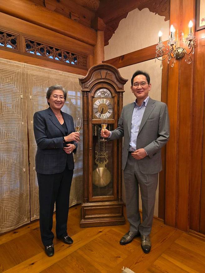 이재용 회장이 18일 서울 이태원동 승지원에서 리사 수 AMD 최고경영자(CEO)와 만찬에 앞서 술잔을 들고 기념 촬영하고 있다./삼성전자 제공