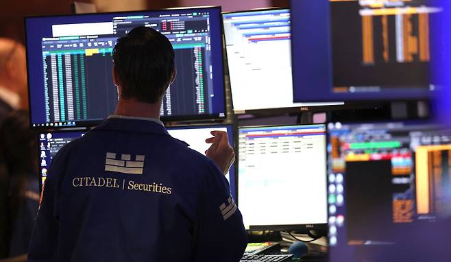 뉴욕증권거래소(NYSE) 객장에서 트레이더들이 업무를 보고 있다./연합뉴스