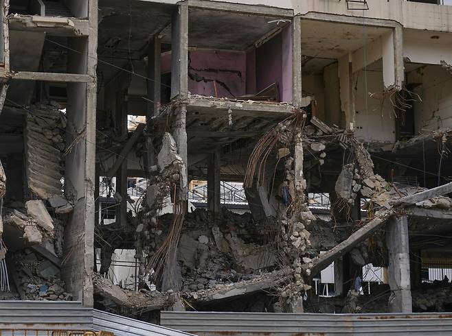16일 레바논 수도 베이루트 인근 다히예의 한 건물이 이스라엘 공습으로 폐허로 변했다. 다히예=AP 뉴시스