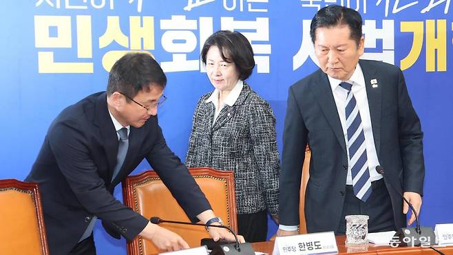 더불어민주당 정청래 대표(오른쪽)가 17일 서울 여의도 국회에서 열린 긴급기자회견에 참석해 자리에 앉고 있다. 왼쪽부터 한병도 원내대표, 추미애 국회 법제사법위원장, 정 대표. 장승윤 기자 tomato99@donga.com