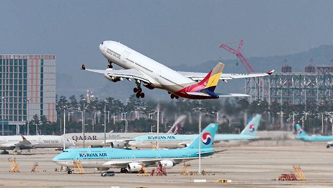 인천국제공항 계류장에 항공기가 이륙하는 모습. 2026.3.15 . 뉴스1