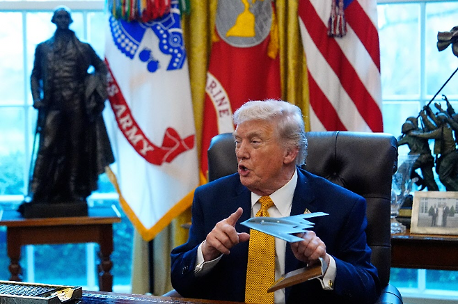 도널드 트럼프 미국 대통령이 16일(현지 시간) 백악관 집무실에서 가진 행정명령 서명식에서 미 공군의 스텔스 폭격기로 이번 이란 공격 때도 투입된 B-2 스피릿 모형을 들고 있다. 이날 트럼프 대통령은 “주한미군 규모가 4만5000명”이라며 한국이 호르무즈 해협 군사작전에 힘을 보태야 한다고 요구했다. 트럼프 대통령의 언급과 달리 현재 주한미군 규모는 약 2만8500명이다. 워싱턴=AP 뉴시스