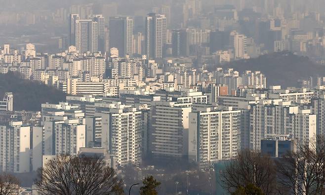 서울 중구 남산에서 바라본 서울 시내 아파트 모습. 2026.03.17. 뉴시스